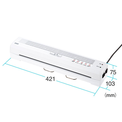 デスクを圧迫しないスリム設計